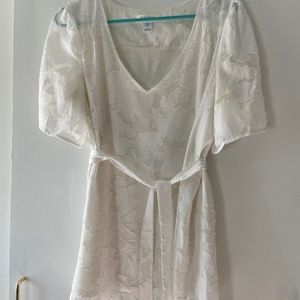 MOTHERHOOD MATERNITY: Flutter Sleeve White Top